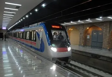 مامور مترو مانع از اقدام به خودکشی یک مسافر شد