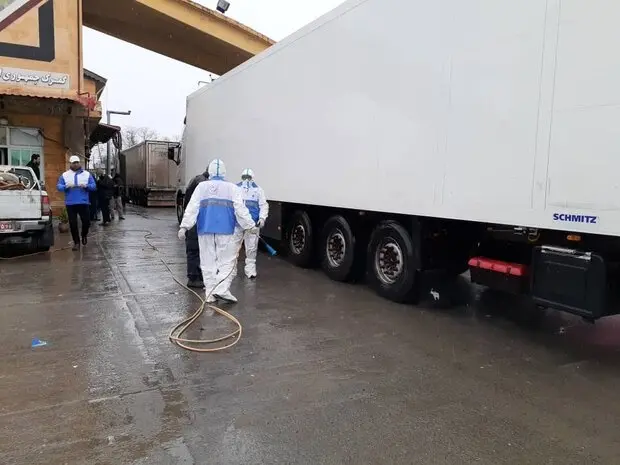 گندزدایی و ضدعفونی کامیون‌ها در پایانه های مرزی 