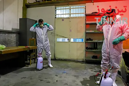 ضدعفونی کردن واگن‌های متروی تهران