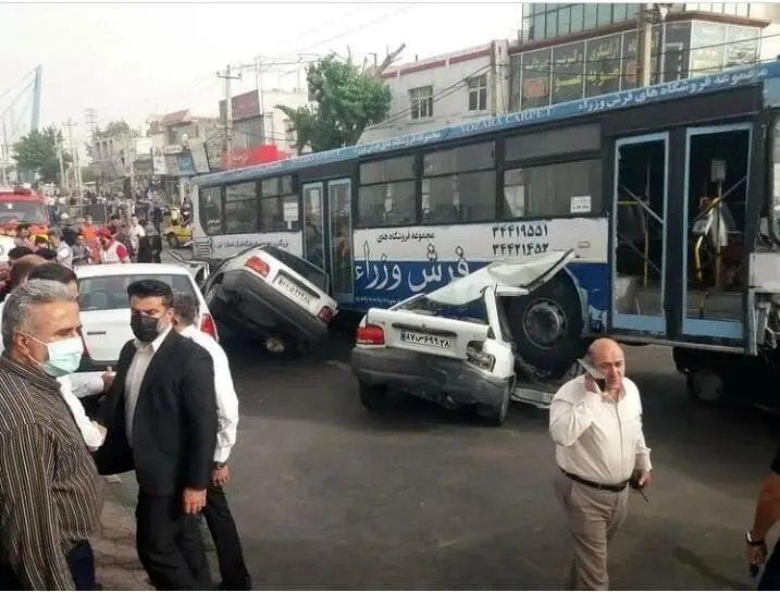 تصادف اتوبوس با ۲۰ خودرو درکرج 