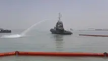 مقابله با آلودگی نفتی در اسکله شماره ۱۰ بندر بوشهر
