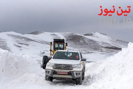 تلاش راهداران برای بازگشایی جاده‌ها در استان آذربایجان غربی