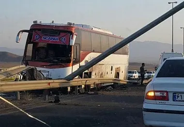 انحراف یک دستگاه اتوبوس در اتوبان قم - تهران