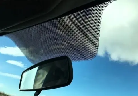 نقطه‌ های سیاه روی شیشه خودرو چیست و چه کاربردی دارد؟ + فیلم
