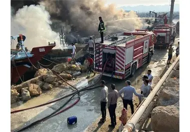 چهار فروند لنج در آتش سوخت