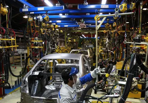 خودروسازان ملزم به عرضه محصولات در بورس می‌شوند