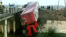 فیلم| سقوط از پل و له شدن اتاقک کامیون