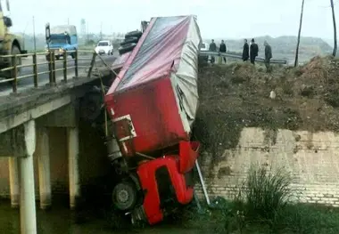 فیلم| سقوط از پل و له شدن اتاقک کامیون