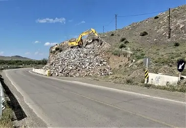 ریزش ترانشه جاده اصلی اردبیل - نیر را مسدود کرد