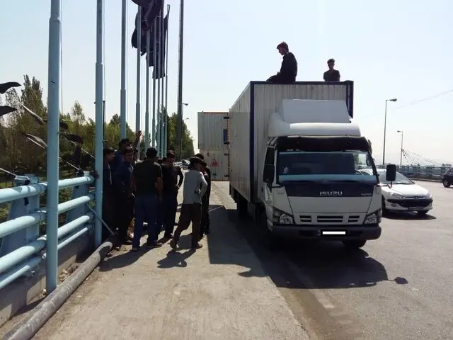 حمل ۱۲ کارگر روی سقف کامیونتی در تهران