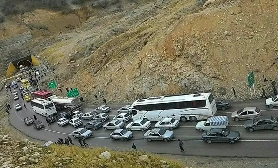 انسداد موقت جاده فیروزکوه به دلیل نشت گازوئیل