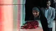 فرزانه صادق به زیارت معراج شهدا رفت 