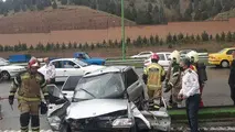 برخورد پراید با گاردریل در بزرگراه آزادگان حادثه‌ساز شد