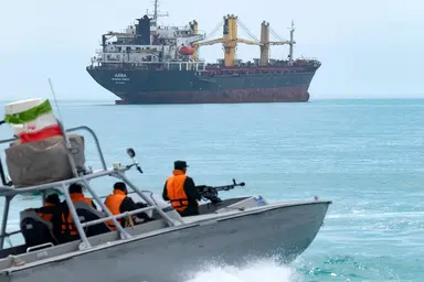 عبور با سرعت نفتکش‌ ها از تنگه هرمز 