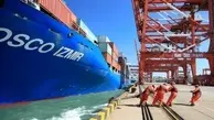 تلاش کارگران برای محکم نگه داشتن کشتی در بندرگاه