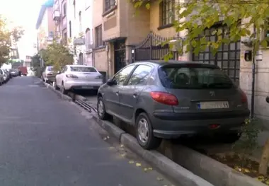 فیلم| ساخت پارکینگ در کوچه های کم‌ عرض 
