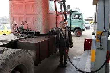  زمین گیر شدن رانندگان کامیون با سهمیه‌ های قطره چکانی گازوئیل