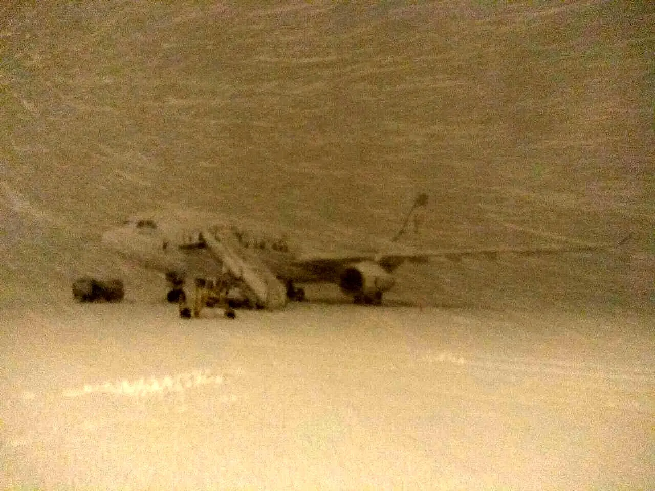 تأخیر در پروازهای فرودگاه امام به دلیل بارش شدید برف