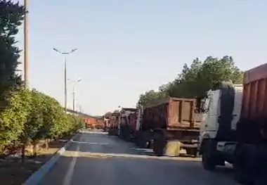 فیلم| مشکلات رانندگان؛ گرمای طاقت فرسا و صف طولانی تخلیه بار 