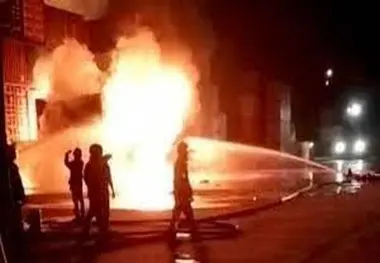فیلم| انفجار دپوی کانتینری در نزدیک چیتاگونگ بنگلادش