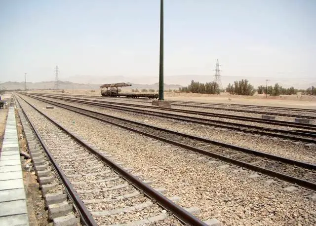 آغاز عملیات ریل گذاری ۴ هزار مترخطوط در ایستگاه مبارکه یزد