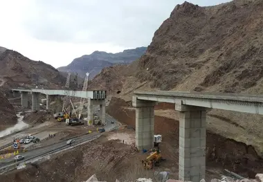  اتمام عملیات نصب تیرهای فلزی پل بزرگ راه‌آهن «قزوین –رشت»