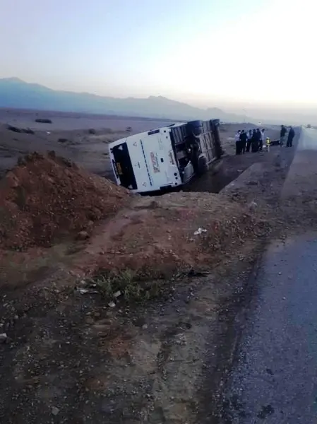 واژگونی اتوبوس مسافربری در ایرانشهر 