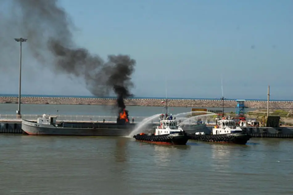 مانور بزرگ مقابله با آلودگی نفتی و جستجو و نجات دریایی در بندر انزلی برگزار شد
