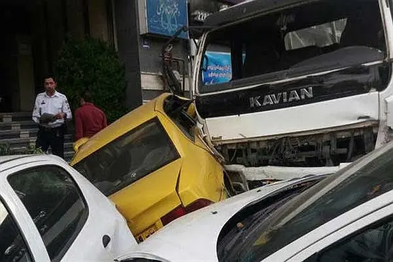 تصادف زنجیره‌ای عجیب ۴ خودرو در تهران