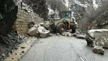 ریزش کوه در منطقه هزار چم جاده کندوان 