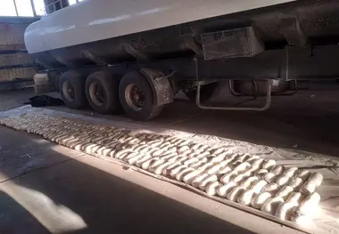 جاسازی عجیب 500 کیلو مواد مخدر در جداره های کف تانکر کامیون+ فیلم