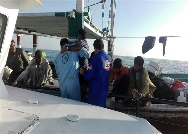 عملیات امداد پزشکی به سرنشین قایق صیادی در آبهای دریای عمان