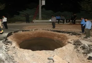 تلاش آتش‌ نشانان برای ترمیم فرونشست اتوبان آقابابایی