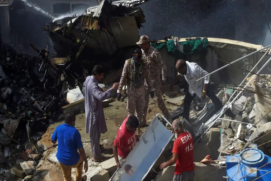 ۲ نفر از سانحه هوایی کراچی جان سالم به در بردند 