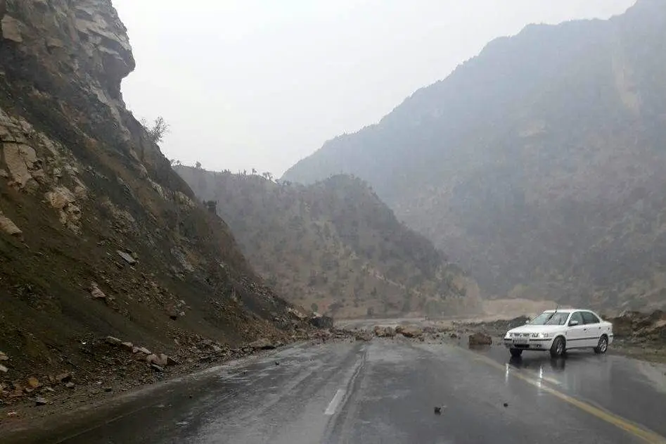 ریزش کوه در 4 محور مواصلاتی استان ایلام