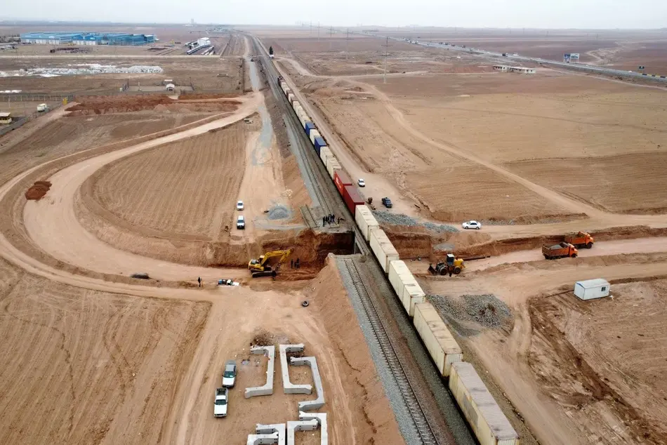 پل زیرگذر راه آهن در محور اردستان اصفهان در حال احداث است 