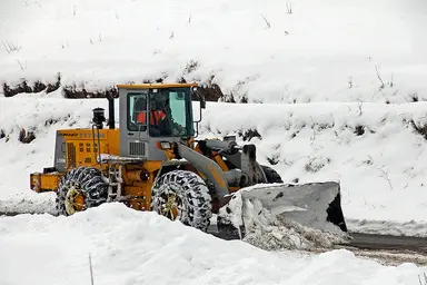 برف‌ روبی بیش از ۱۴۲۰ کیلومتر از محورهای خراسان‌ جنوبی