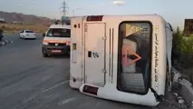 واژگونی مینی بوس 20 سرنشین خود را رهسپار بیمارستان کرد
