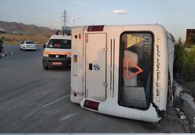 واژگونی مینی بوس 20 سرنشین خود را رهسپار بیمارستان کرد