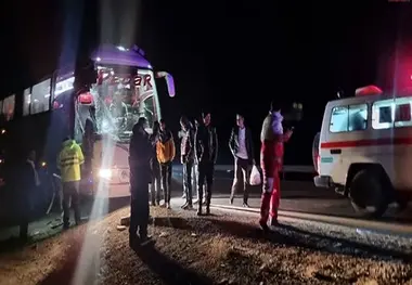 تصادف هولناک کامیون با اتوبوس مسافربری در جاده اصفهان 