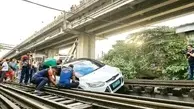 خودرویی در فیلیپین با هدایت اشتباه Waze در ریل های راه آهن گیر افتاد!