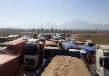 فیلم| 300 کامیون در انتظار بارگیری کالا