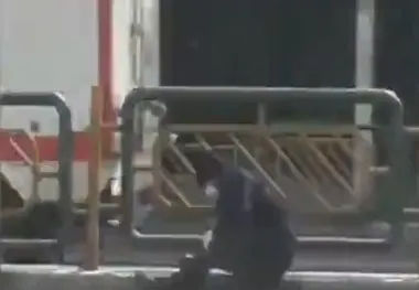  بر زمین افتادن یک فرد مشکوک به کرونا در میدان انقلاب