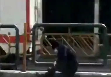  بر زمین افتادن یک فرد مشکوک به کرونا در میدان انقلاب