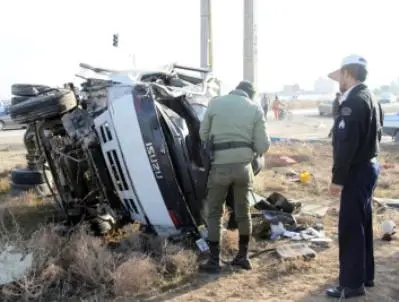 انحراف به چپ کامیون ایسوزو در محور قدیم ساوه - همدان منجر به مرگ راننده شد