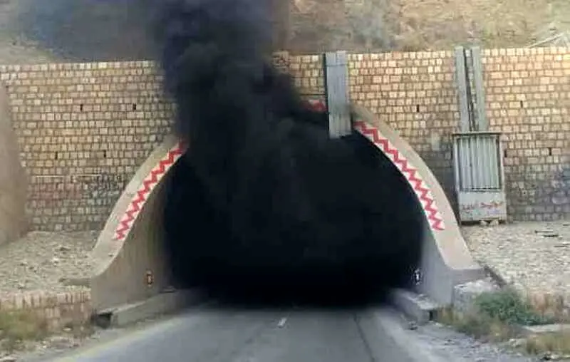 آتش‌ سوزی تانکر در تونل تنگ زاغ هرمزگان + فیلم