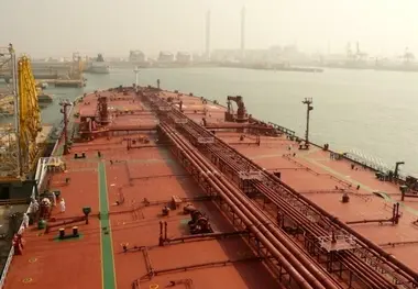 ادعای بلومبرگ: ایران شروع به ذخیره‌سازی نفت روی دریا کرد