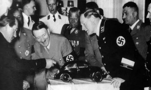 پورشه در حال نمایش اولین ماکت فولکس قورباغه ای به هیتلر