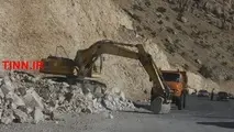 تلاش راهداران برای بازگشایی راه‌ها و امداد به مردم مناطق زلزله زده کرمانشاه