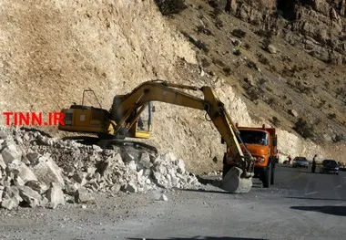 تلاش راهداران برای بازگشایی راه‌ها و امداد به مردم مناطق زلزله زده کرمانشاه